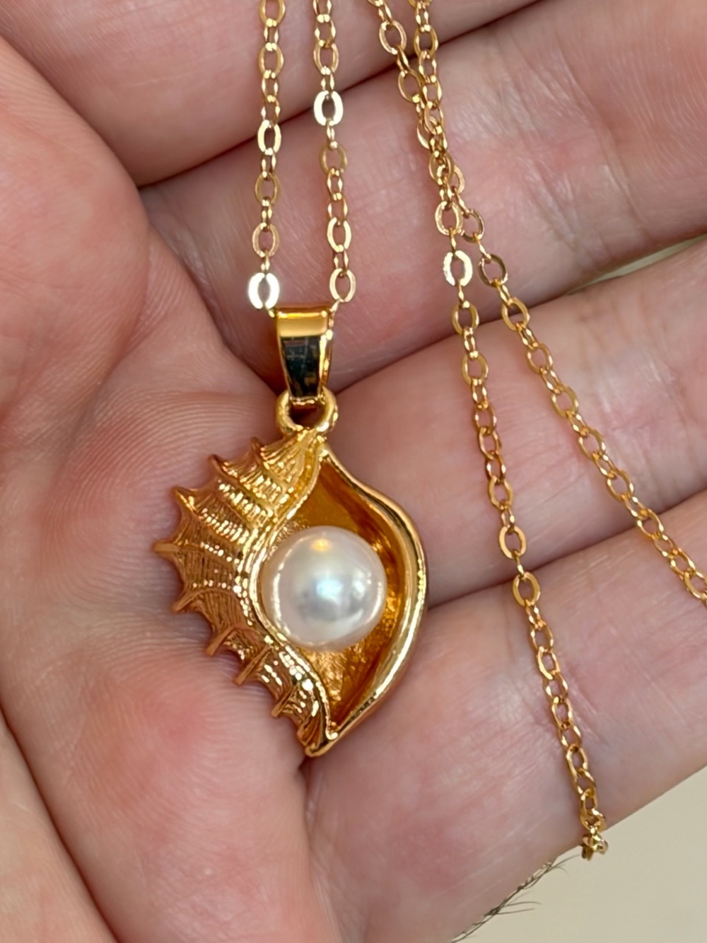 Gold Shell Pendant Pearl Necklace. - Picture 3 of 7